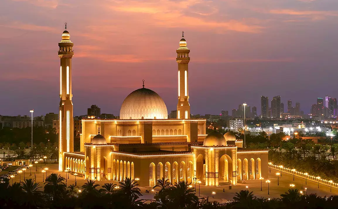 Visit Al Fateh Grand Mosque